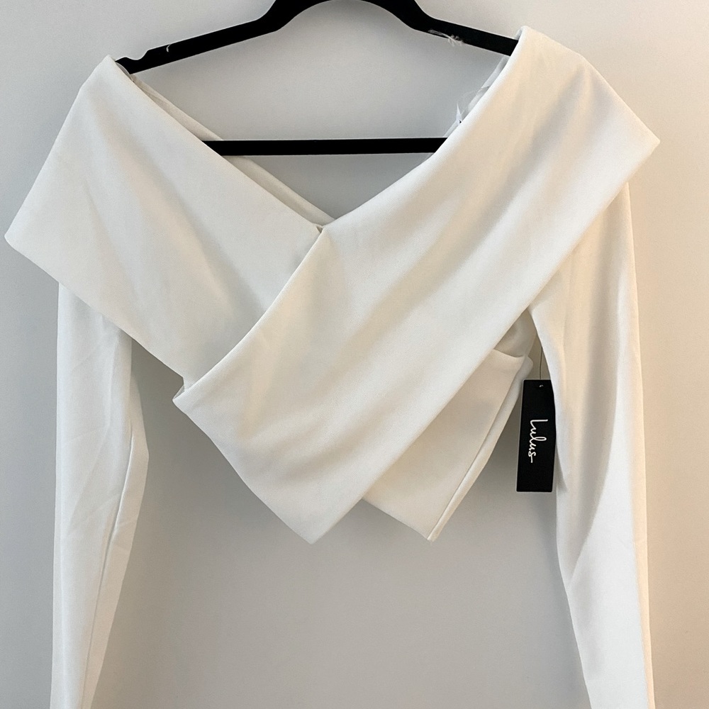 Beautiful off the shoulders top. Brand new w/tags!